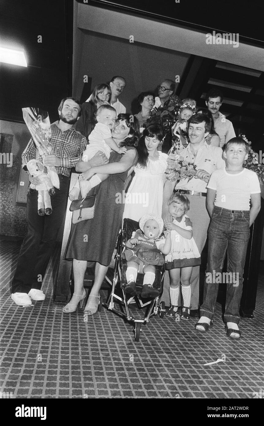 Wiedervereinigung der polnischen Familien in der Schiphol Gruppe der Familienangehörigen Polens, die in unser Land flüchten und noch ein Ausreisevisum erhalten haben Datum: 9. Juli 1983 Ort: Noord-Holland, Schiphol Schlüsselwörter: An- und Abreise, Familienzusammenführung, Flüchtlinge, Ausländerpolitik Stockfoto