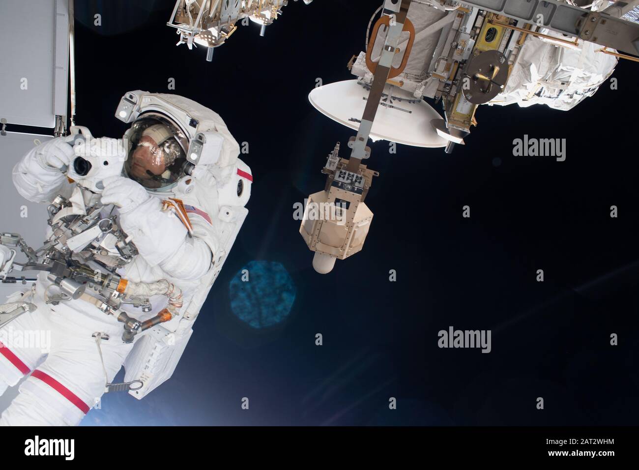 ISS - 25. Januar 2020 - der NASA-Astronaut Andrew Morgan ist mit der Internationalen Raumstation verbunden, während er thermische Reparaturen auf dem Alpha abschließt Stockfoto