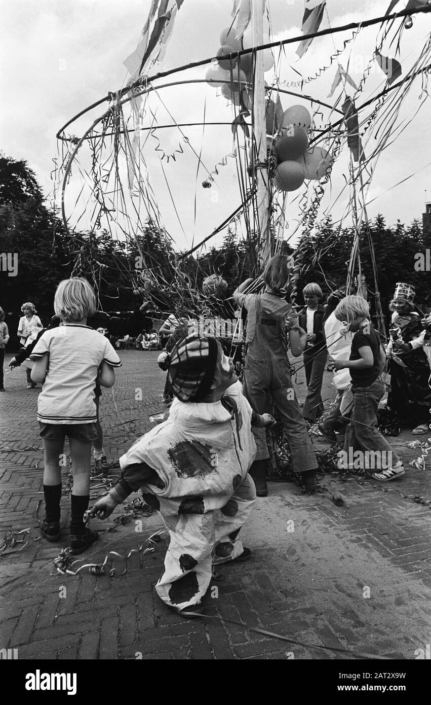 Big Neighborhood Party auf Amstelveld; Kinder schmücken selbstgebasteltes Karussell Datum: 21. Juni 1978 Schlagwörter: Nachbarschaftsfeiern, Kinder, Dekorationen Stockfoto