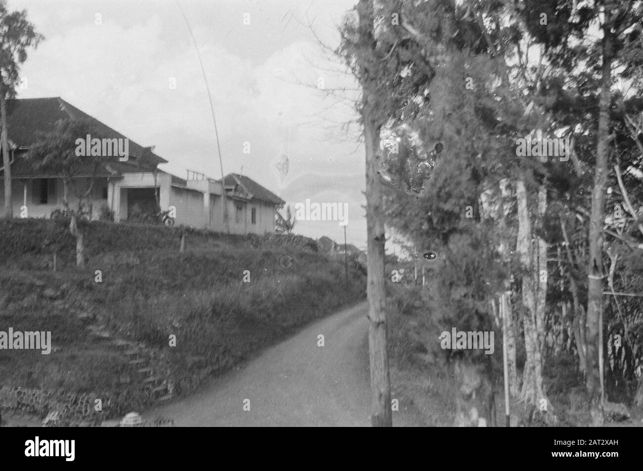 Disburstion von Kleidung und Zigaretten in Tjiawigadjah und Philippinen Großes Gebäude auf einem Hügel Datum: August 1947 Standort: Indonesien, Niederländische Ostindien Stockfoto