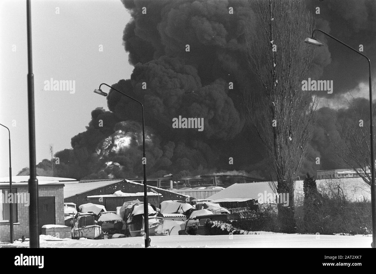 Großfeuer im Tedeco Werk in Deventer Datum: 13. Februar 1969 Standort: Deventer Schlüsselwörter: Brände, Fabriken Personenname: Tedeco Stockfoto