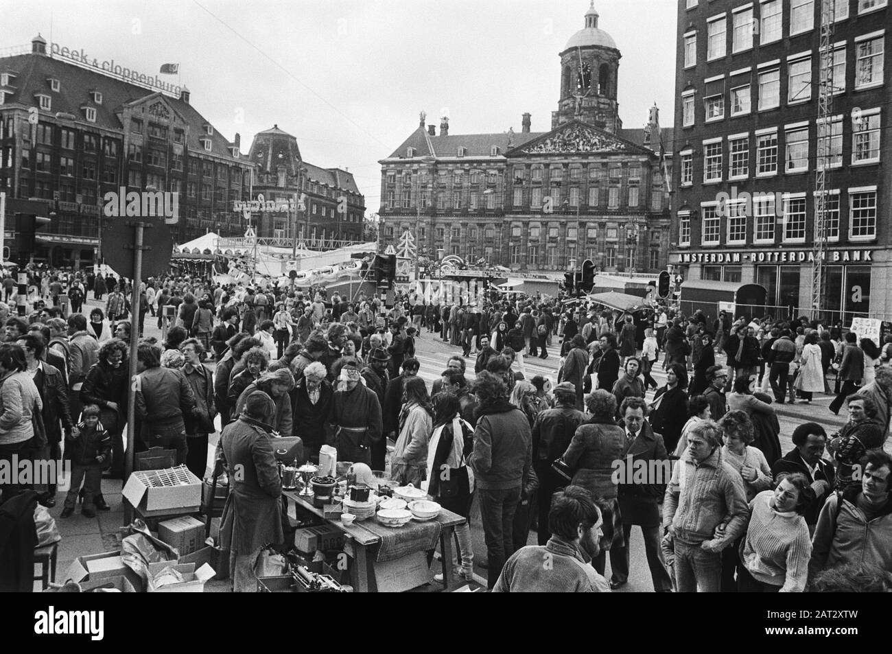 Koninginnedag in Amsterdam Great Print Damrak Datum: 30. april 1979 Ort: Amsterdam, Noord-Holland Schlagwörter: Volksfeste Stockfoto