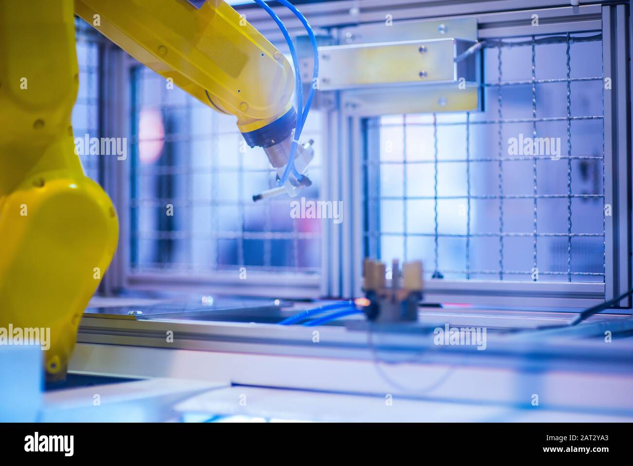 Augmented Reality für die Industrie Konzept. Robotik und Automation System Control Anwendung auf Roboterarm in intelligente Fertigung Hintergrund automatisieren. Stockfoto