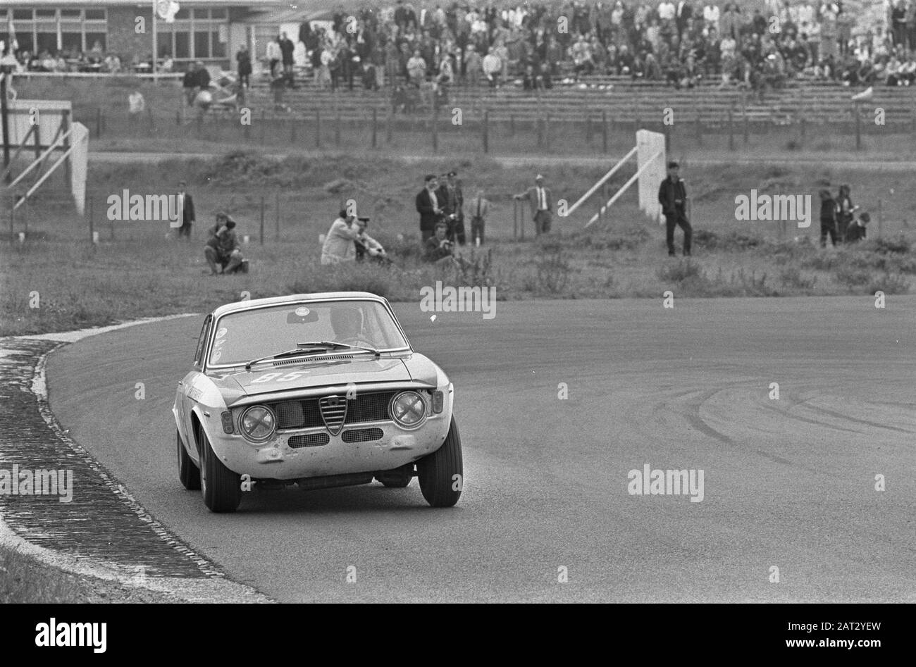 Großer Preis von Zandvoort Formel II Rob Schlosser in Alfa Romeo GTA in Aktion Datum: 30. Juli 1967 Schlüsselwörter: Personenname des Autos: Schlosser, Rob Stockfoto