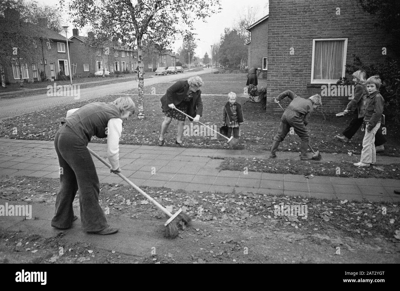 Große Reinigung in Schoonebeek nach Ölquelle; Bewohner saubere Straßen Datum: 10. November 1976 Ort: Drenthe, Schoonebeek Schlüsselwörter: Reinigung, STRASSEN, Einwohner, Öl Stockfoto