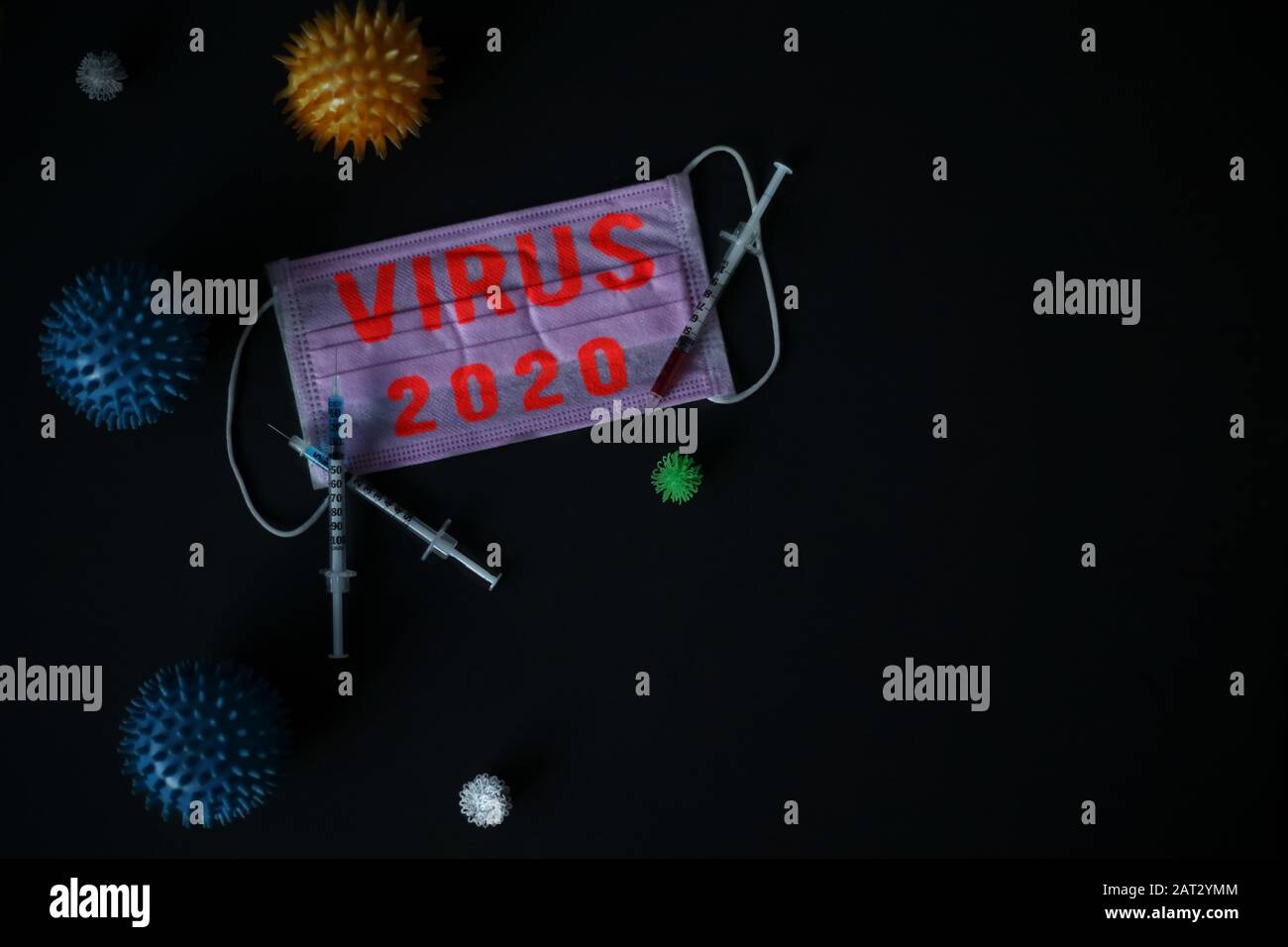 Elemente des Virus. Medizinische Maske auf rotem Hintergrund mit Text. Coronavirus-Infektion. Chirurgische Schutzmaske. Ausbruch der Wuhan-Epidemie Stockfoto