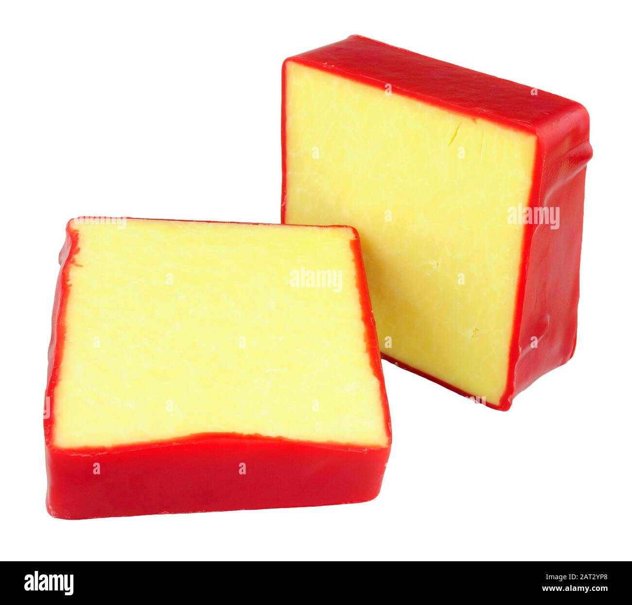 Monterey Jack Käsevierecke mit roter Wachsbeschichtung isoliert auf weißem Grund Stockfoto