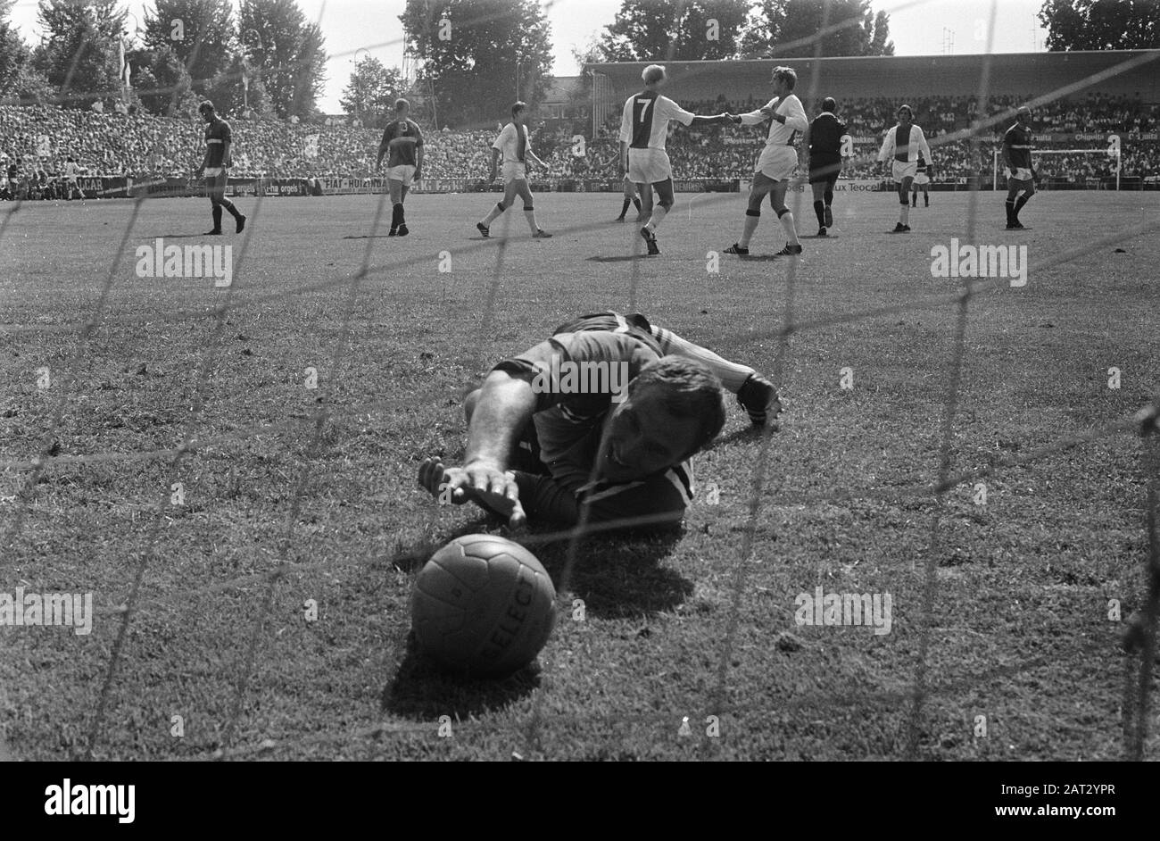 GVAV gegen Ajax 1-3, Keeper Tonny Van Leeuwen versucht Ball zu holen Datum: 10. August 1969 Schlüsselwörter: Torhüter, Sport, Fußball-Institution Name: AJAX Stockfoto