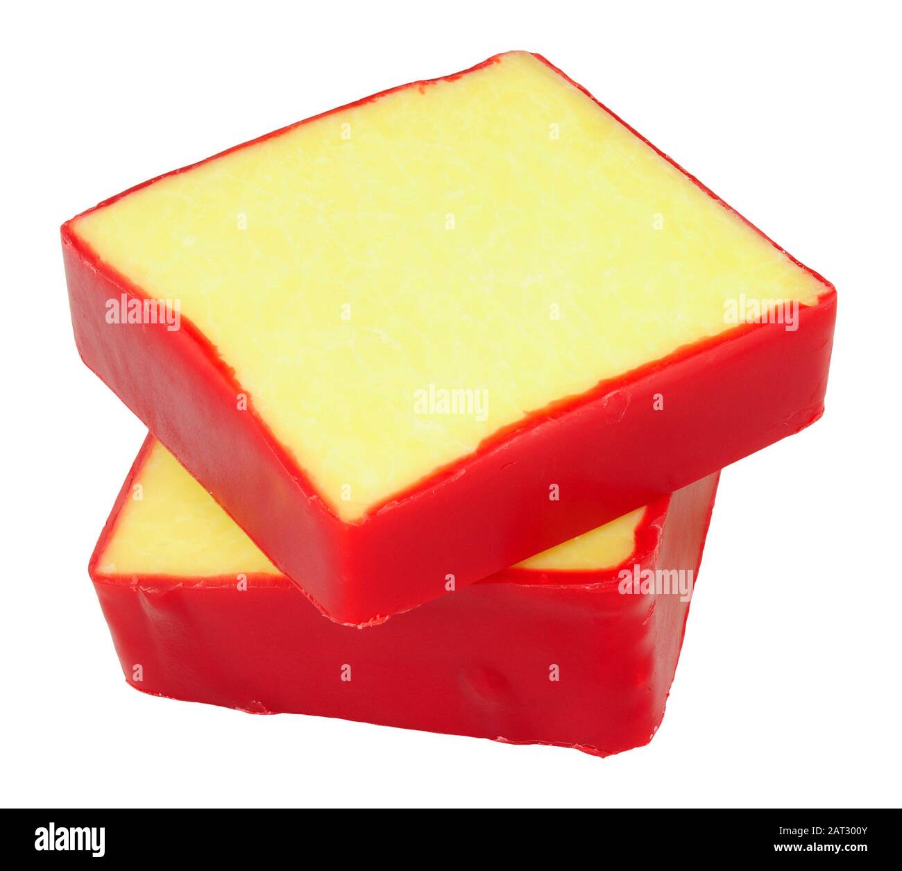 Monterey Jack Käsevierecke mit roter Wachsbeschichtung isoliert auf weißem Grund Stockfoto
