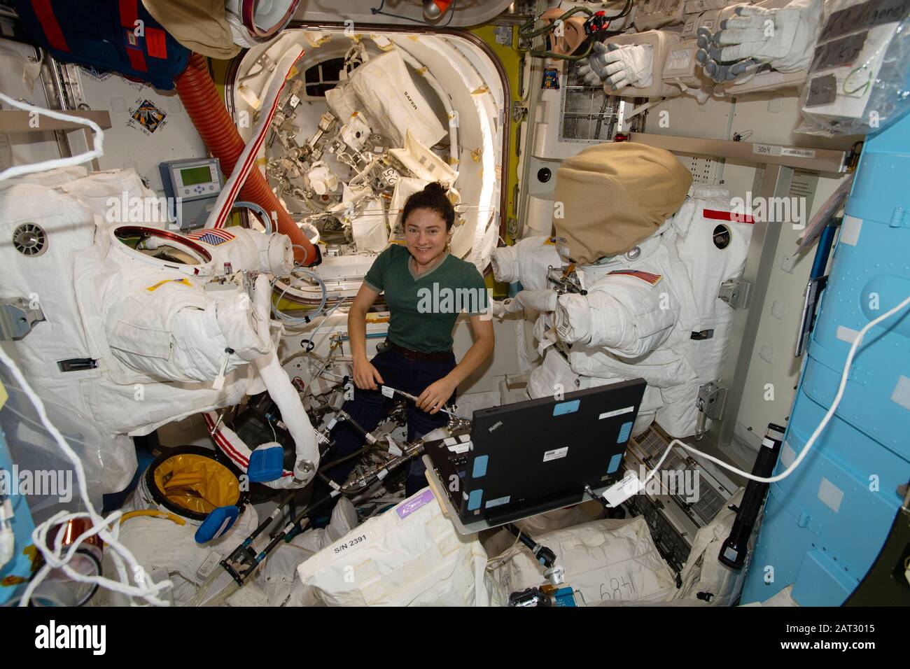 ISS - 11. Januar 2020 - die NASA-Astronautin Jessica Meir arbeitet in der Quest-Luftschleuse auf US-Raumfähren, die sie und die NASA-Astronautin Jessica Koch dur trugen Stockfoto