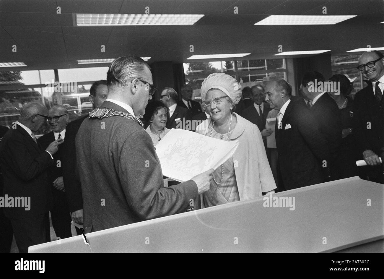 H. M. Königin Juliana eröffnet Rathaus in Eindhoven: Ihre Majestät am Computer im Rathaus Datum: 18. September 1969 Standort: Eindhoven Schlüsselwörter: Computer, Königinnen, Öffnungen, Rathäuser persönlicher Name: Juliana, Königin Stockfoto