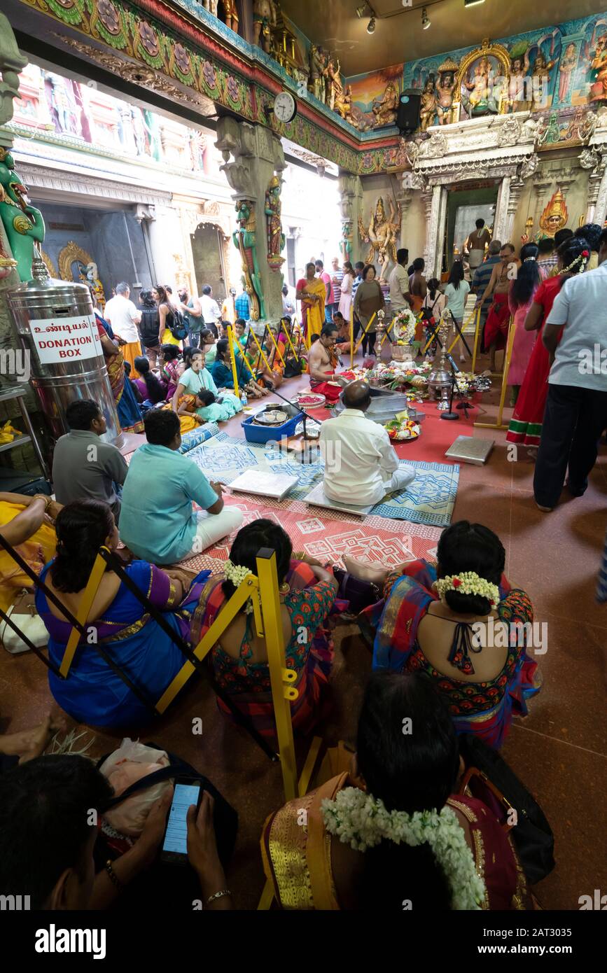 Singapur. Januar 2020. Die Gläubigen beten im Sri Veeramakaliamman Tempel im Distrikt Little India Stockfoto