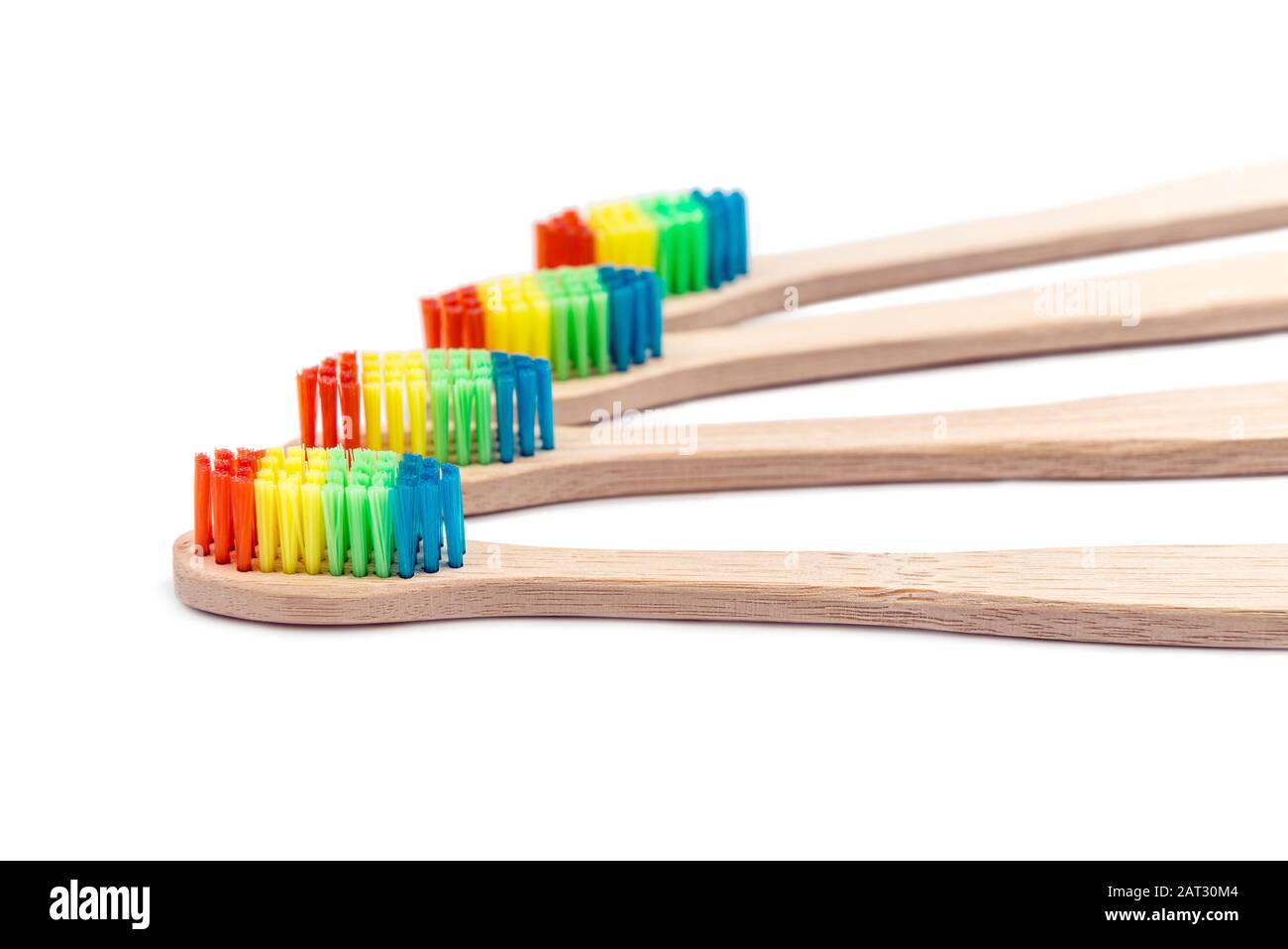 Mehrfarbige Öko-Bambus-Zahnbürsten isoliert auf Weiß Stockfoto