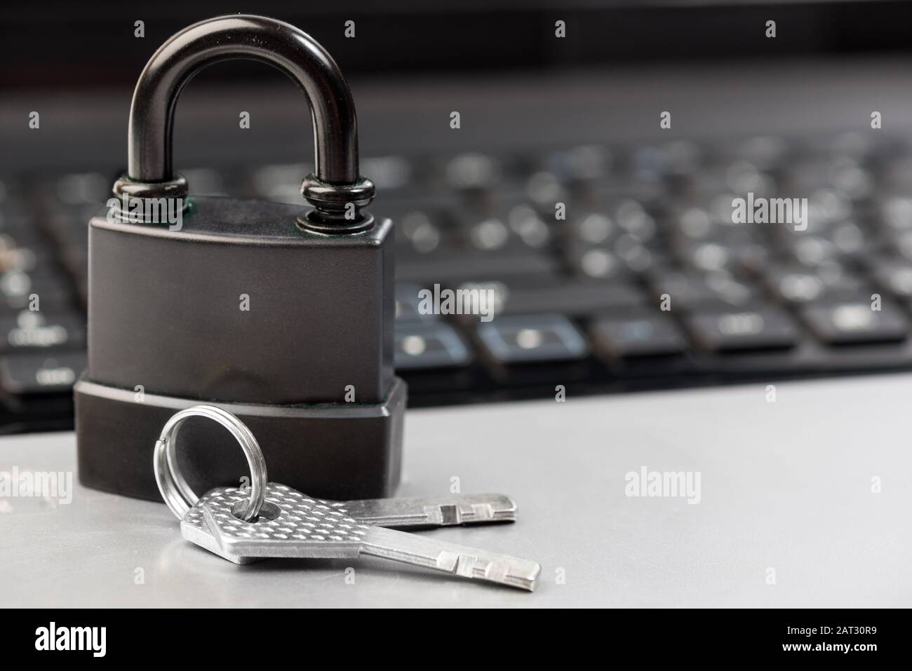 Computersicherheitskonzept mit einem Vorhängeschloss auf einer Tastatur Stockfoto