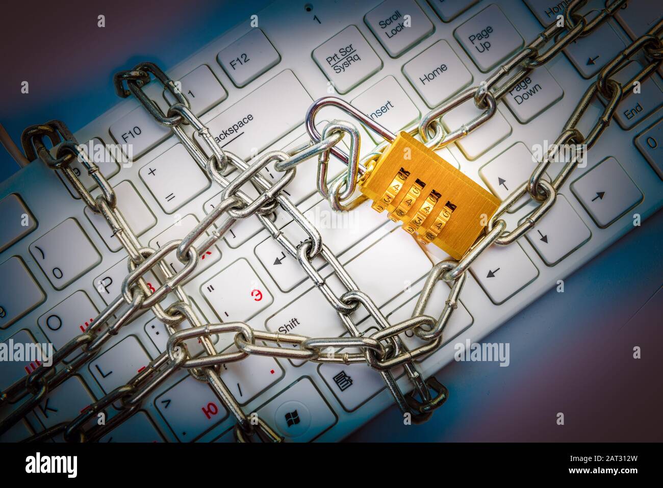 Tastatur in Kette mit Vorhängeschloss verriegelt. Konzept der Internetfreiheit Stockfoto