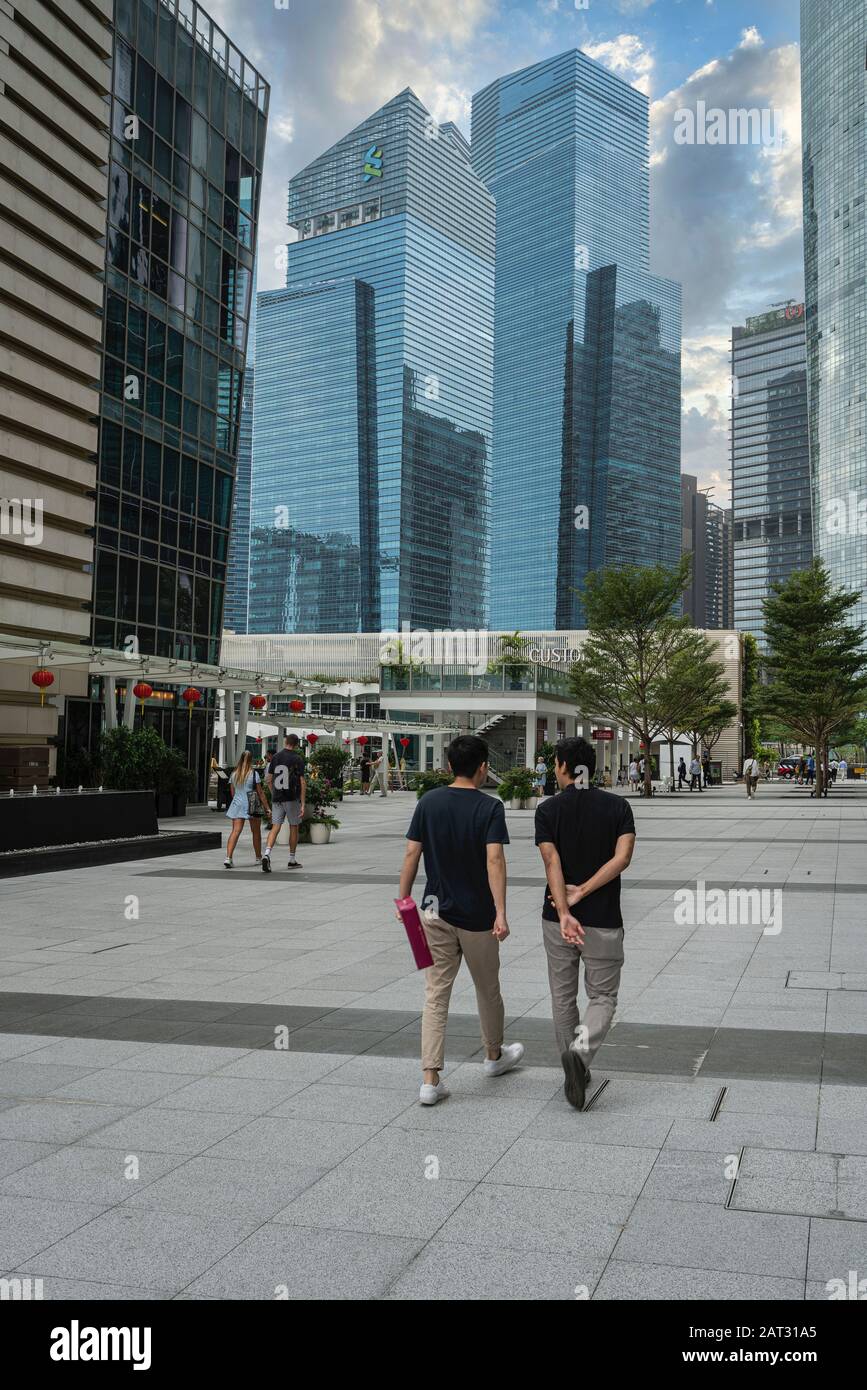 Singapur. Januar 2020. Menschen, die zwischen den Wolkenkratzern auf dem Raffles-Platz spazieren Stockfoto