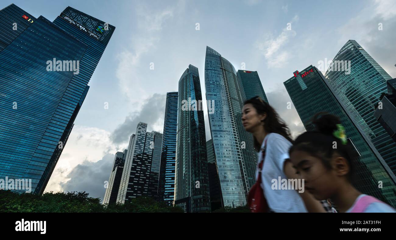 Singapur. Januar 2020. Menschen, die zwischen den Wolkenkratzern in der Marina Bay spazieren Stockfoto