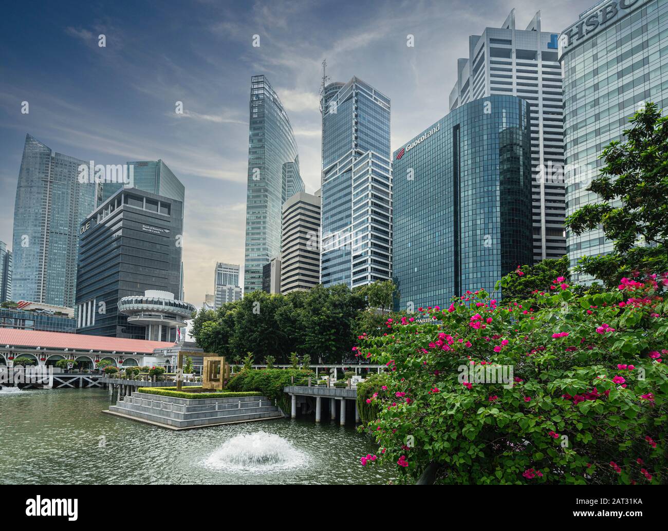 Singapur. Januar 2020. Ein Brunnen am Meer mit der Skyline der Stadt auf dem Hintergrund in der Marina Bay Stockfoto