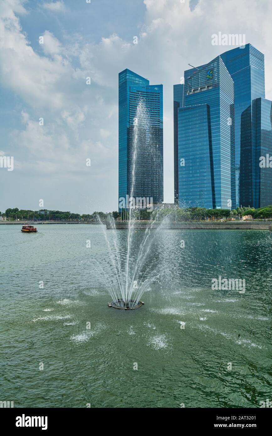 Singapur. Januar 2020. Blick auf den Fullerton-Brunnen am Meer in der Marina Bay Stockfoto