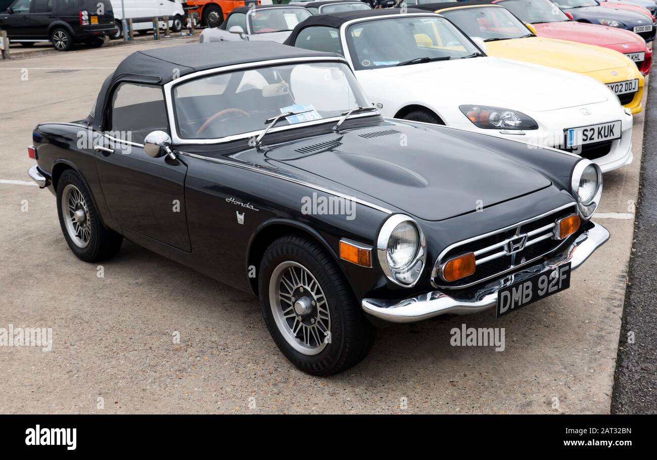 Dreiviertel Vorderansicht eines Black, 1968, Honda S800, auf dem 2019 Silverstone Classic zu sehen Stockfoto