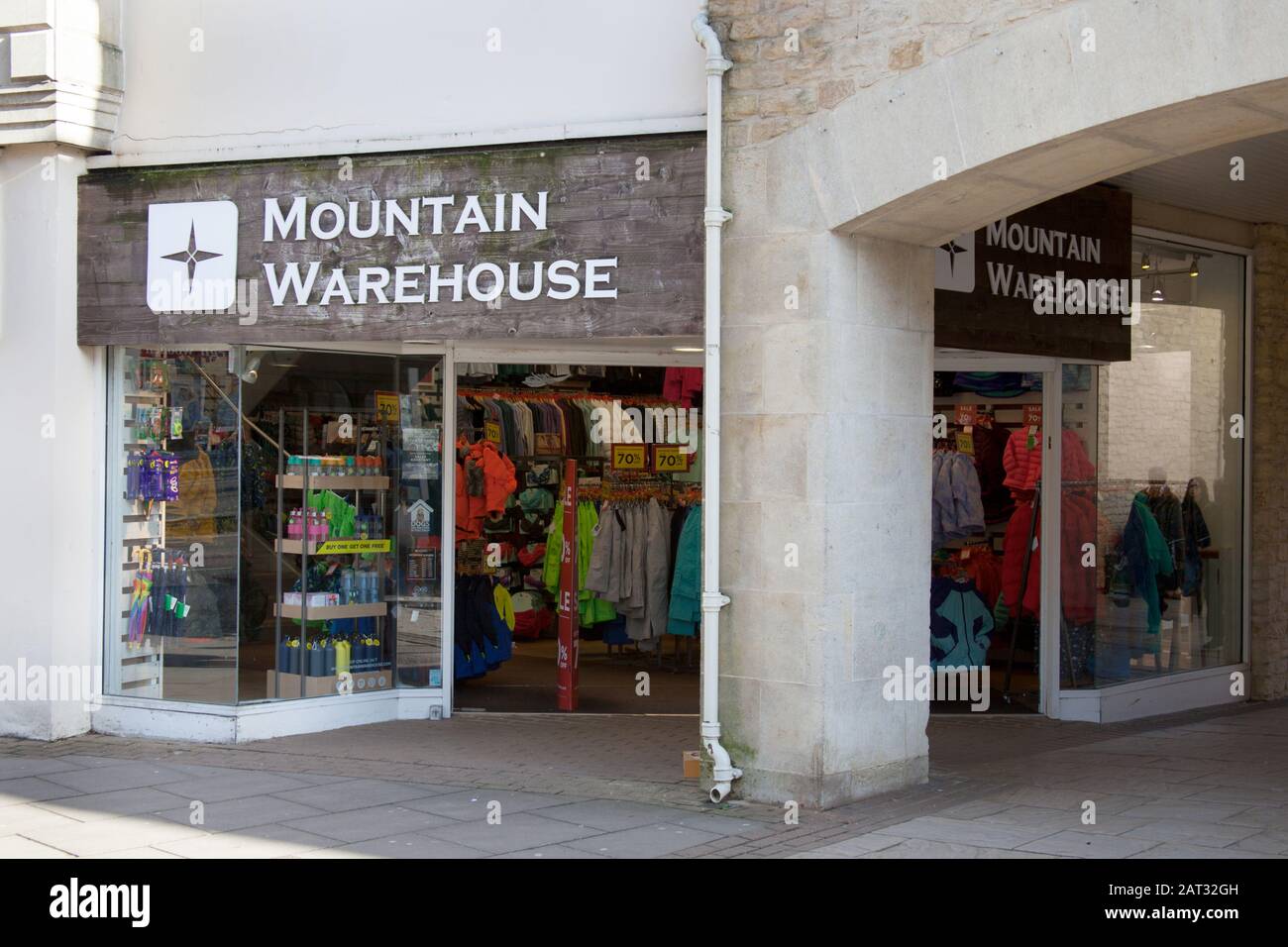 Die Verkaufsfront zum Mountain Warehouse in Witney, Oxon, Großbritannien Stockfoto