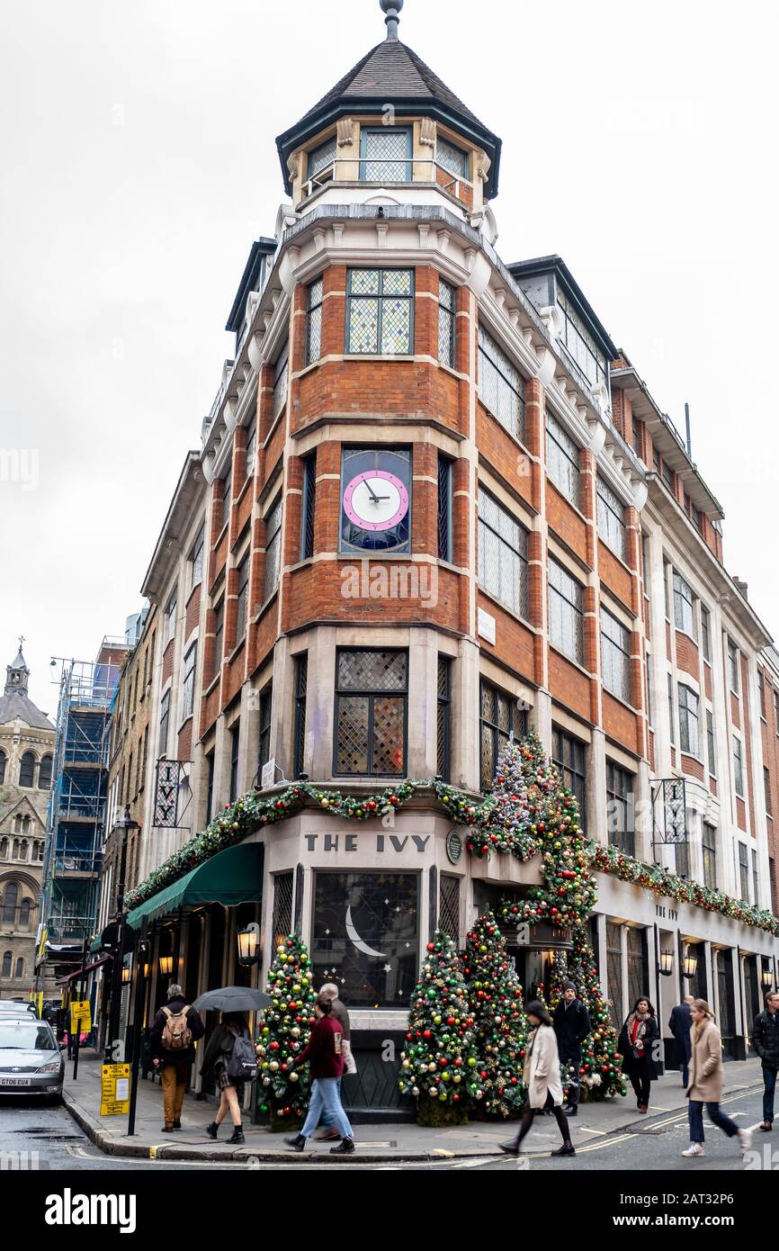 London/Großbritannien - 28. November 2019: Das Ivy ist ein Restaurant, das bei Berühmtheiten, Kunstschaffenden und Medienschaffenden und Theatergängern beliebt ist und sich in Uns befindet Stockfoto