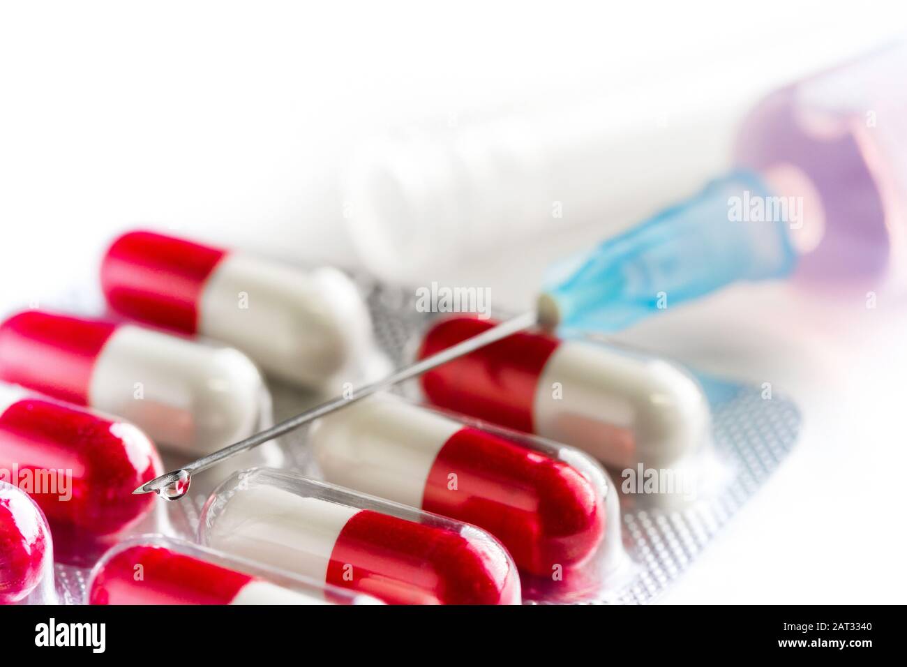 Spritze mit antibiotischen Kapseln - Nahaufnahme Stockfoto