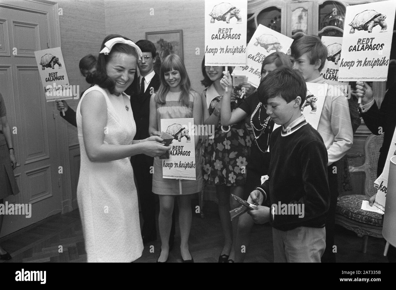 Ihre Königliche Hoheit Prinzessin Margriet kaufte geschnittene Riks zugunsten des World Nature Fund, am Palast Het Loo Datum: 12. Mai 1969 Schlüsselwörter: Fonds, Paläste, Prinzessinnen persönlicher Name: Margriet, Fürstin Institutionenname: Paleis Het Loo Stockfoto