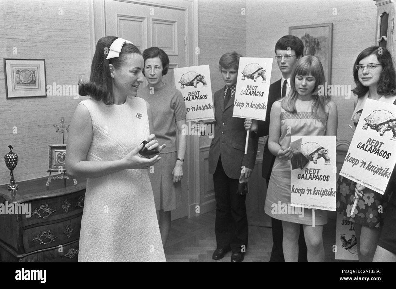 Ihre Königliche Hoheit Prinzessin Margriet kaufte geschnittene Riks zugunsten des World Nature Fund, am Palast Het Loo Datum: 12. Mai 1969 Schlüsselwörter: Fonds, Paläste, Prinzessinnen persönlicher Name: Margriet, Fürstin Institutionenname: Paleis Het Loo Stockfoto