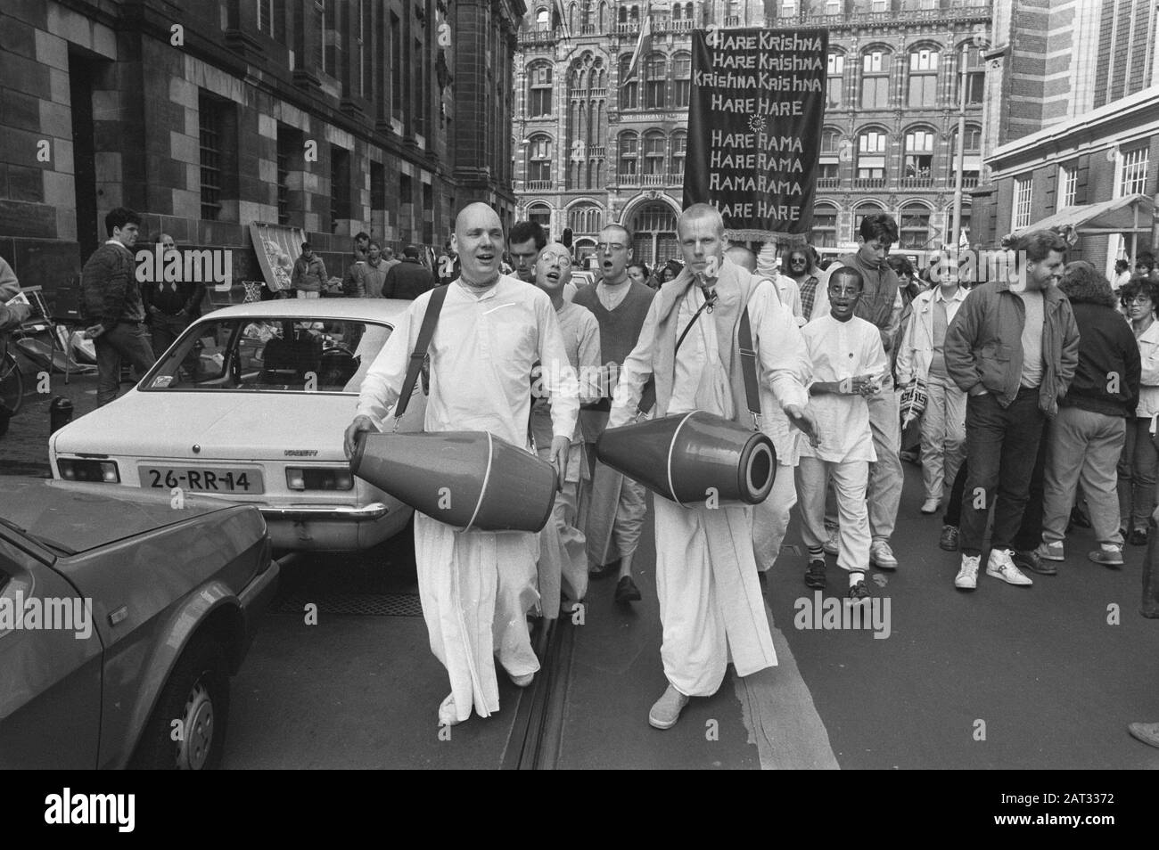 Hare Krishnas Datum: 30. April 1986 Ort: Amsterdam, Noord-Holland Schlagwörter: Paraden Stockfoto