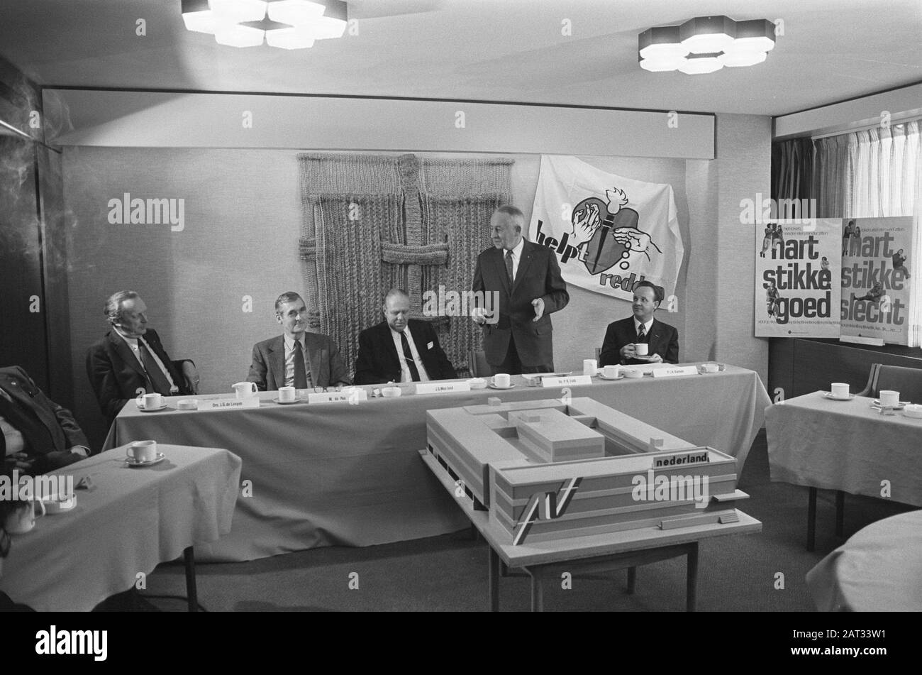 Hartdefibrillator von Dutch Hartstichting am Flughafen Schiphol Datum: 4. Dezember 1972 Standort: Noord-Holland, Schiphol Personenname: HARTFOUNDATION Stockfoto
