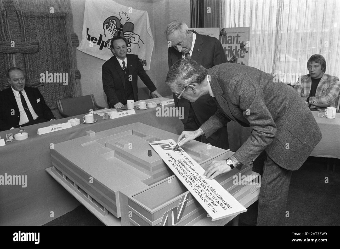 Hartdefibrillator von Dutch Hartstichting am Flughafen Schiphol Datum: 4. Dezember 1972 Standort: Noord-Holland, Schiphol Personenname: HARTFOUNDATION Stockfoto