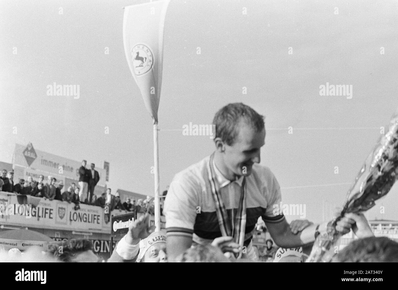 Radweltmeisterschaften auf dem Nurburgring 1966, Dolman on Shoulders Datum: 27. August 1966 Schlagwörter: Radsport, Schultern, Weltmeisterschaften Stockfoto