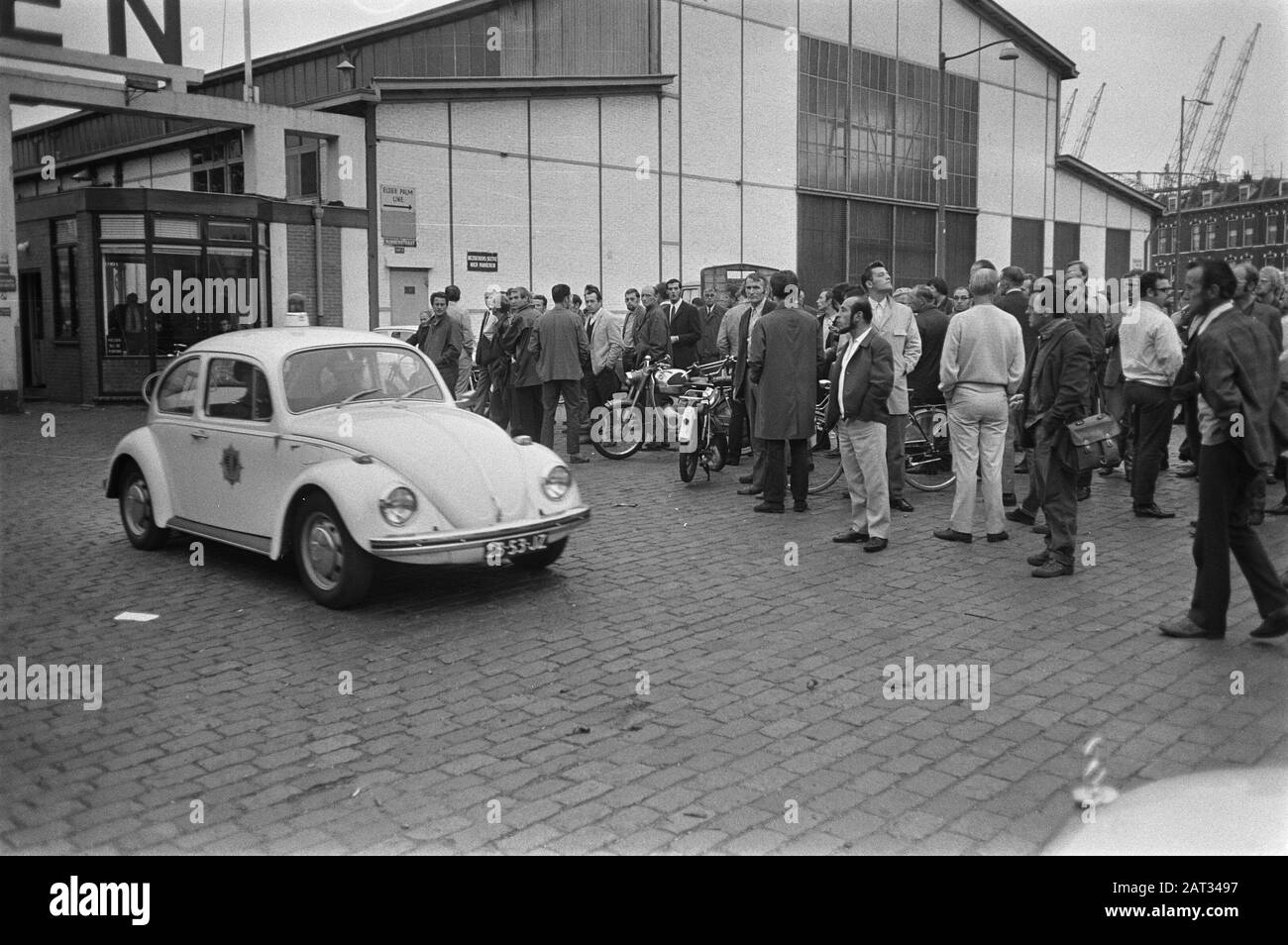 Havenstafing Rotterdam; Polizei in Auto-Watch-Plakaten bei Thomsen am Katendrecht Datum: 7. September 1970 Ort: Rotterdam, Zuid-Holland Schlüsselwörter: Autos, Havenschläge, PLAKATE, PLAKATE Stockfoto