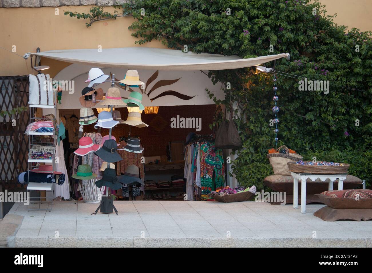 Hüte in einer Boutique in Pantaleo, Sardinien, Italien Stockfoto