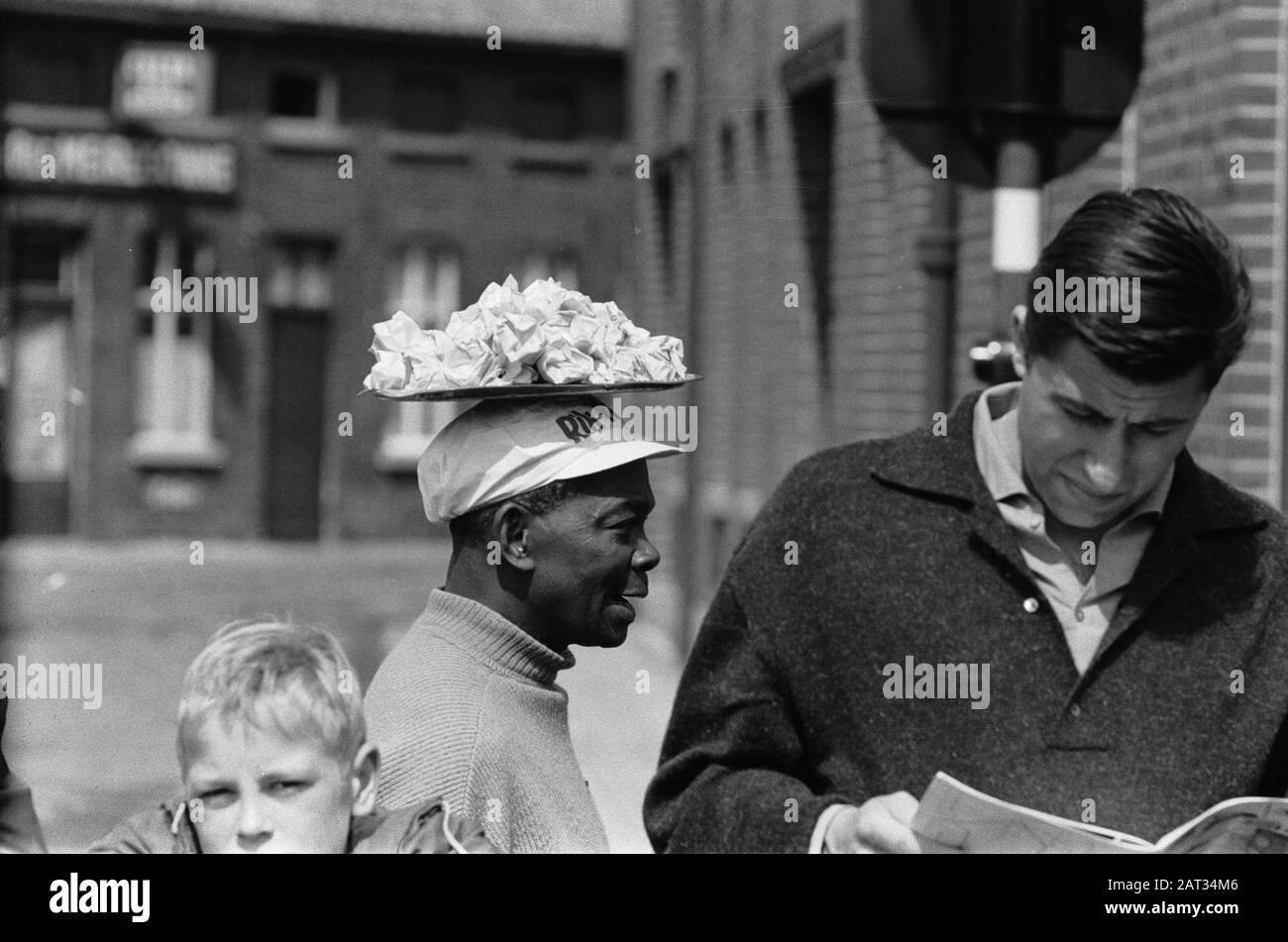 Radweltmeisterschaften in Ronse. Pro. Afrikanische Verkäuferin bei [Fahrer in Zivilkleidung?] Anmerkung: Sieht aus wie Felice Gimondi, aber er begann erst 1964 mit dem Rennen. Datum: 11.August 1963 Ort: Belgien, Ronse Schlüsselwörter: Sport, Radsport Stockfoto