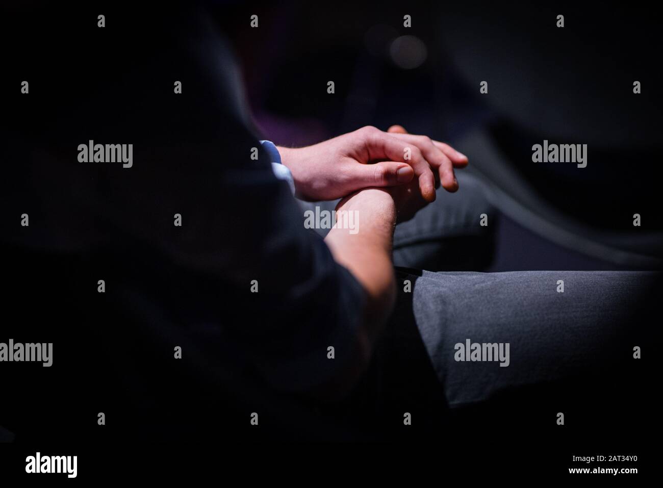Die Hände des Menschen klatschen Stockfoto