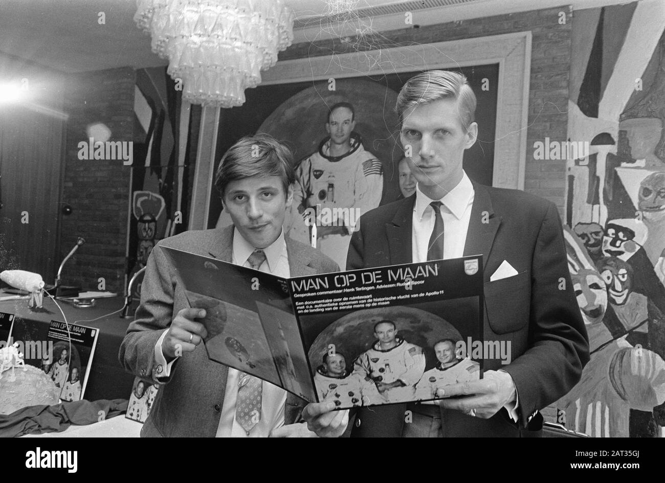 LP Man on the Moon Henk Terlingen (l) und Rudolf Spoor Datum: 30. Juli 1969 Schlagwörter: Gramophone Platten, Moderatoren, Regisseure persönlicher Name: Rail, Rudolf, Terlingen, Henk Stockfoto