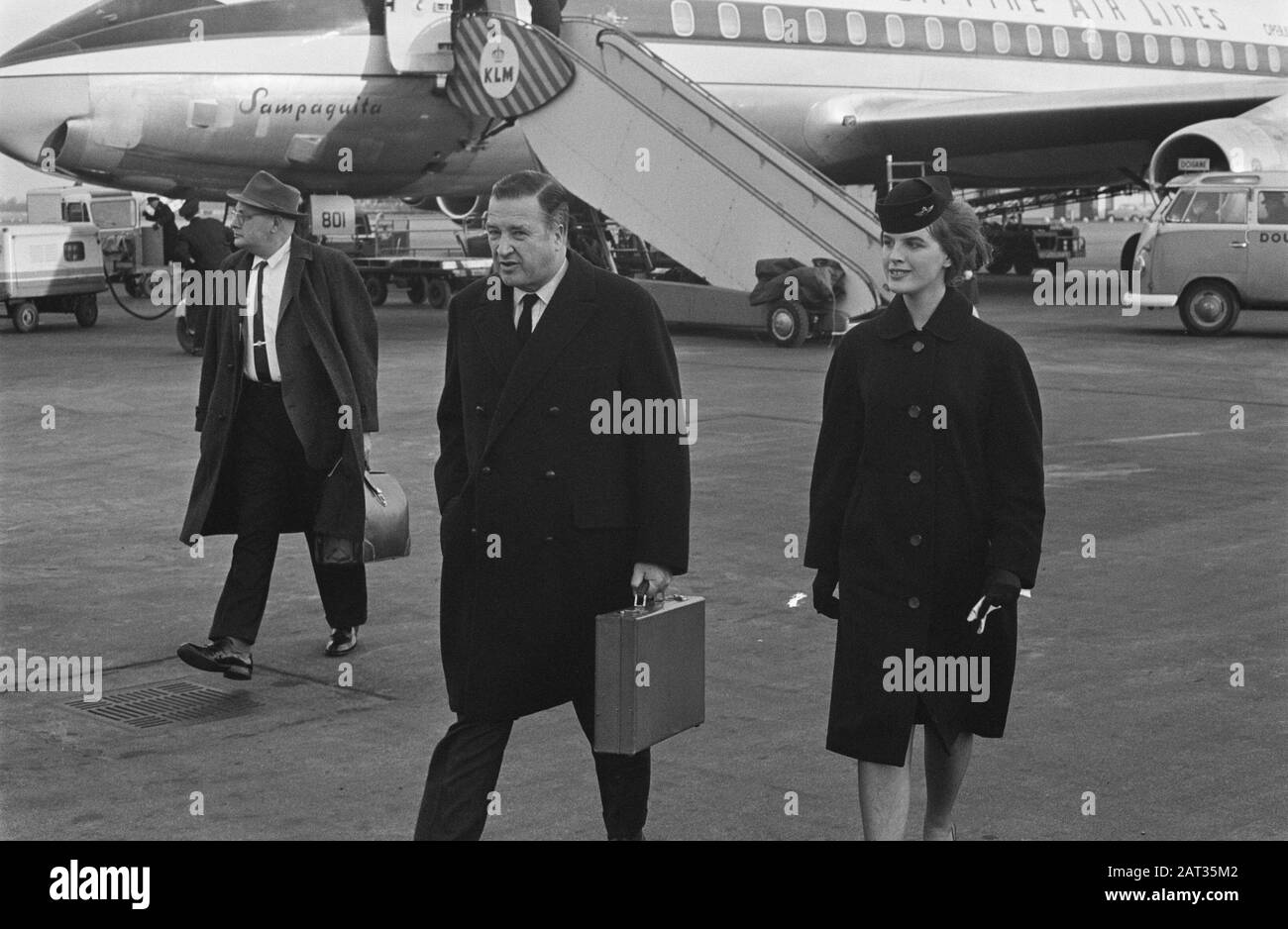 Henry Ford II in den Niederlanden, um seine Yacht zu sehen. Hier auf Schiphol Datum: 7. März 1963 Ort: Noord-Holland, Schiphol Stockfoto