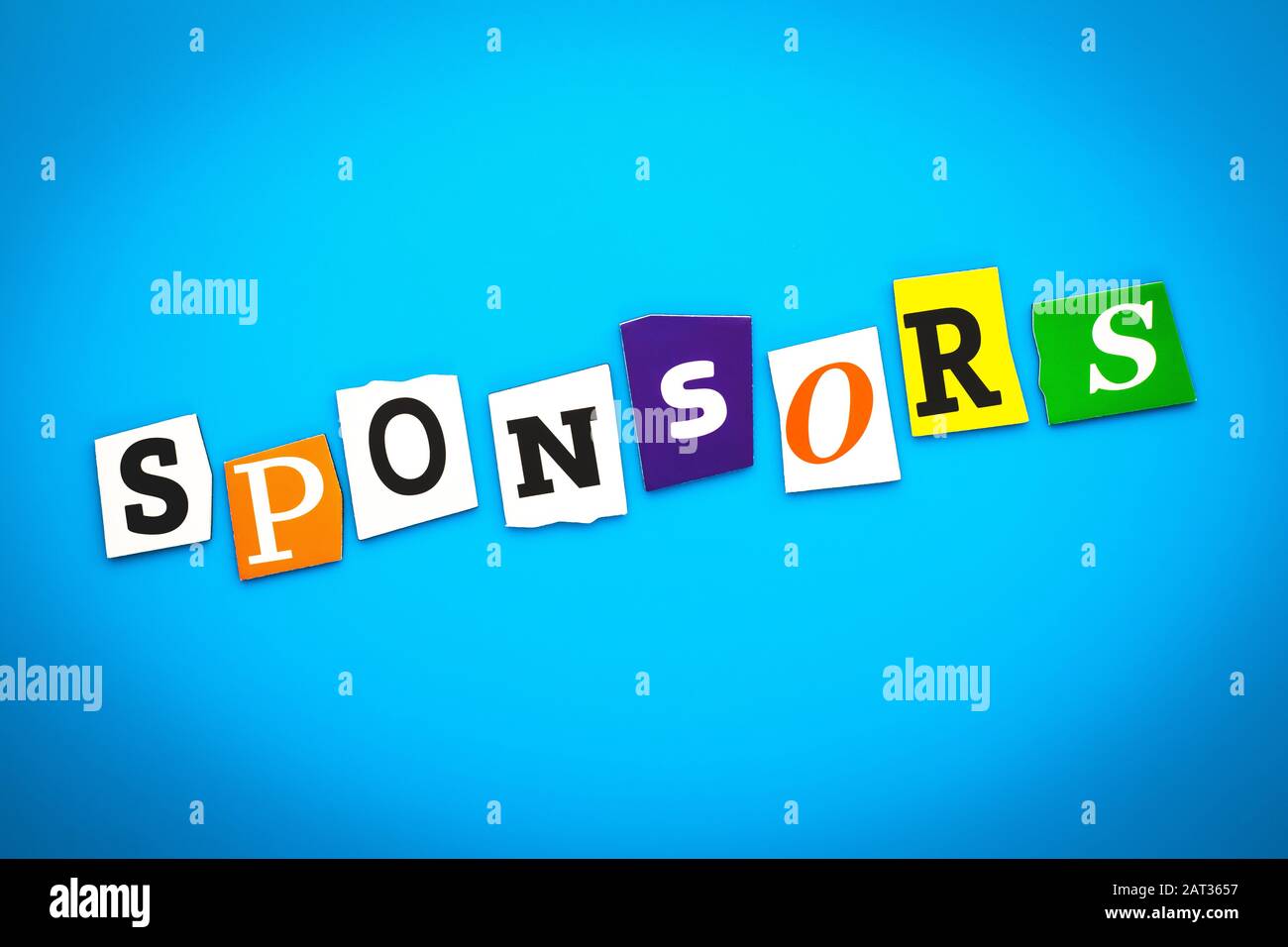 Text - Sponsoren aus der Zeitung bunte Buchstaben auf blauem Hintergrund. Einzelnes Wort, grafisches Banner Stockfoto