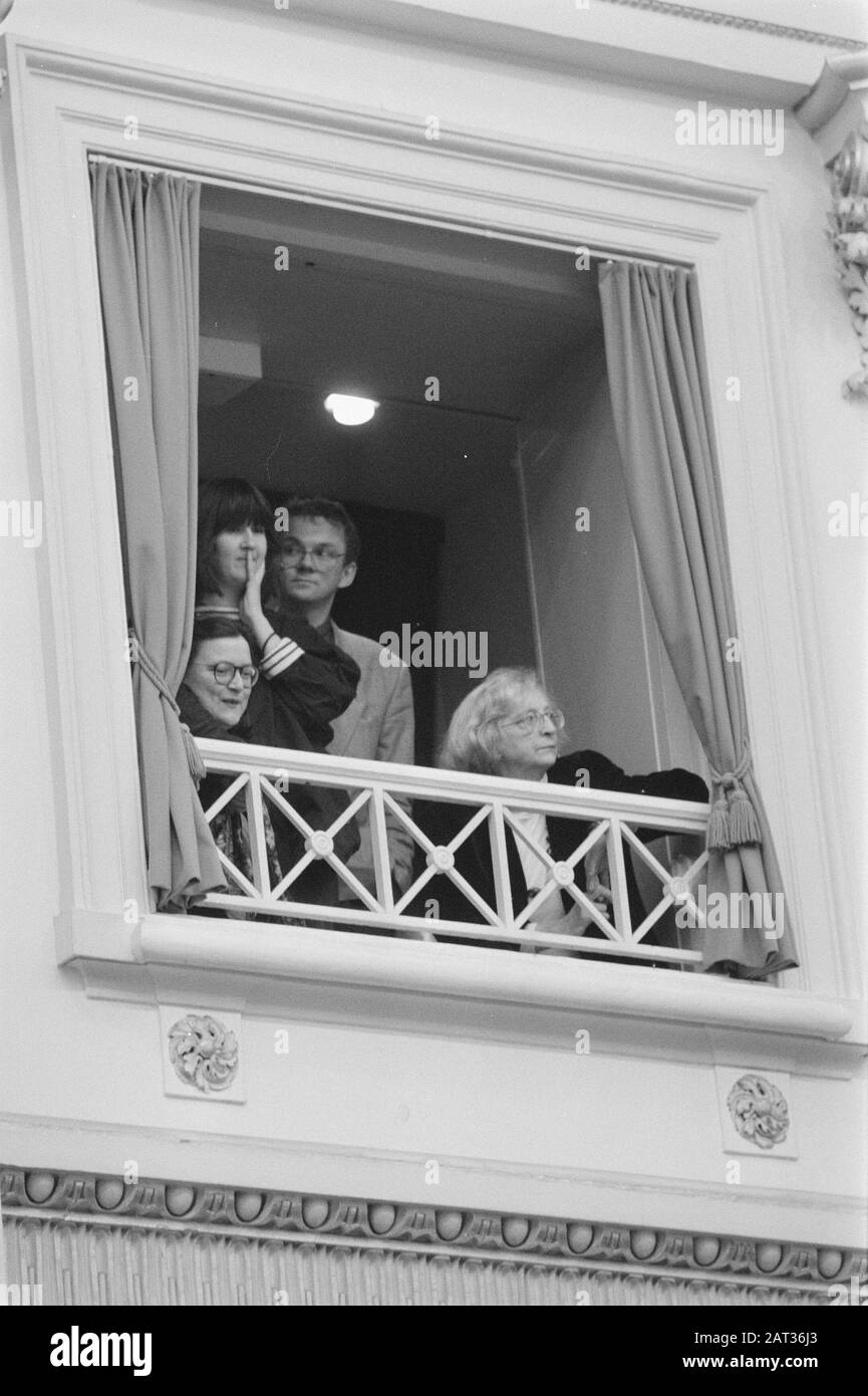 Andenken Joop den Uyl im Haus; Liesbeth den Uyl und Tochter in der Hütte Datum: 19. Januar 1988 Schlüsselwörter: Gedenkfeiern, Logen, politischer persönlicher Name: Uyl, Joop den, Uyl, Liesbeth den den den den den den den den Stockfoto