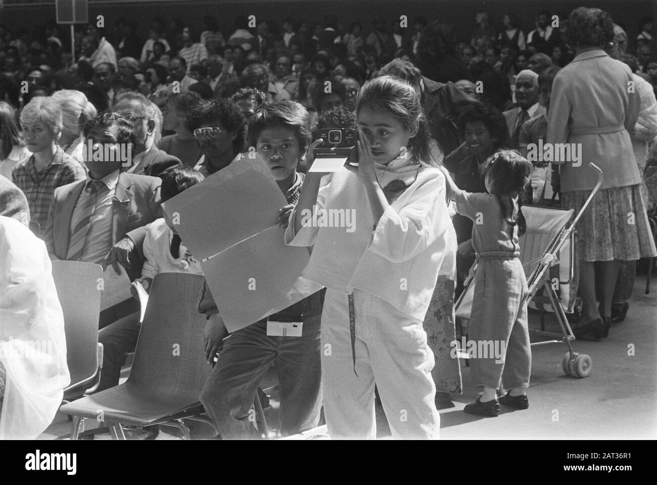 Gedenkfeier, die die Republik der Südmolukken verkündet Molukkenmädchen macht Bilder Datum: 25. April 1984 Ort: Molukken Schlüsselwörter: Gedenkfeiern, Republiken Stockfoto