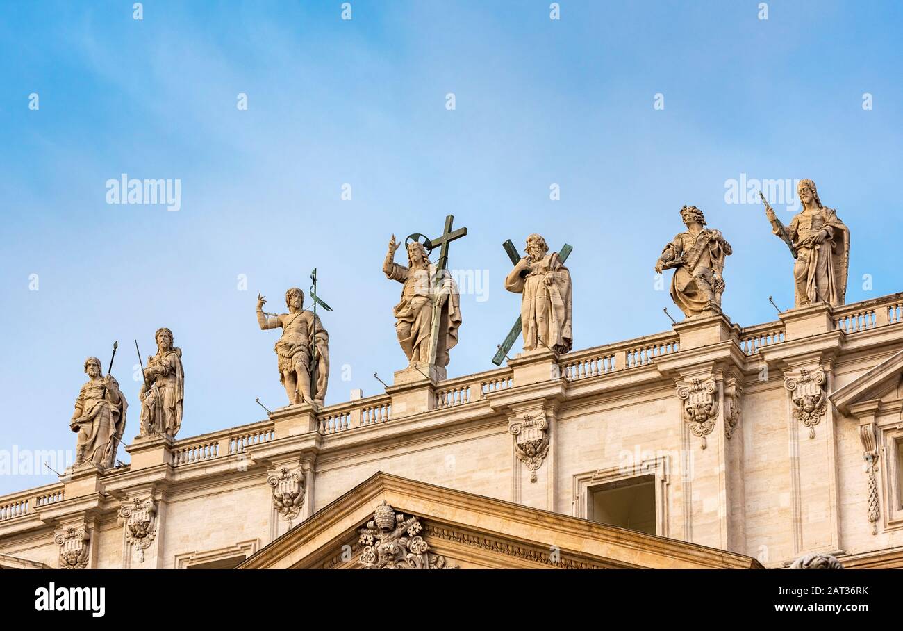 Statuen von Jesus Christus, Johannes dem Täufer und den Aposteln an der Fassade des Petersdoms, der Piazza San Pietro, des Vatikans, Roms, Italiens Stockfoto