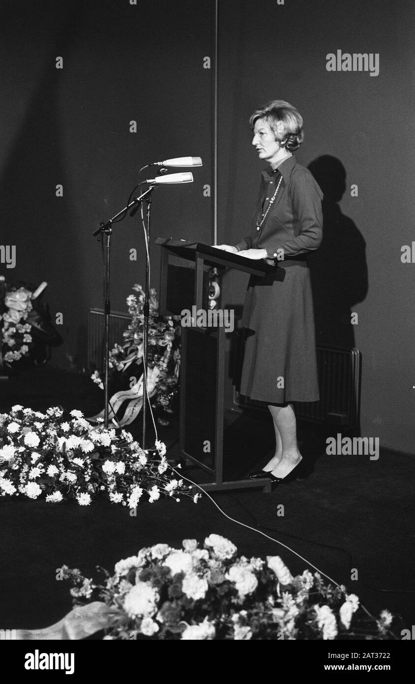 Memorial Meeting in Aviodome auf Schiphol in Erinnerung an die getötete Crew Martinair DC 8 in Sri Lanka; mej. De Vries de Waal, Speaks/Date: Dezember 18, 1974 Ort: Noord-Holland, Schiphol Schlüsselwörter: Crew, Meetings, Gedenkfeiern persönlicher Name: AVIODOME Stockfoto