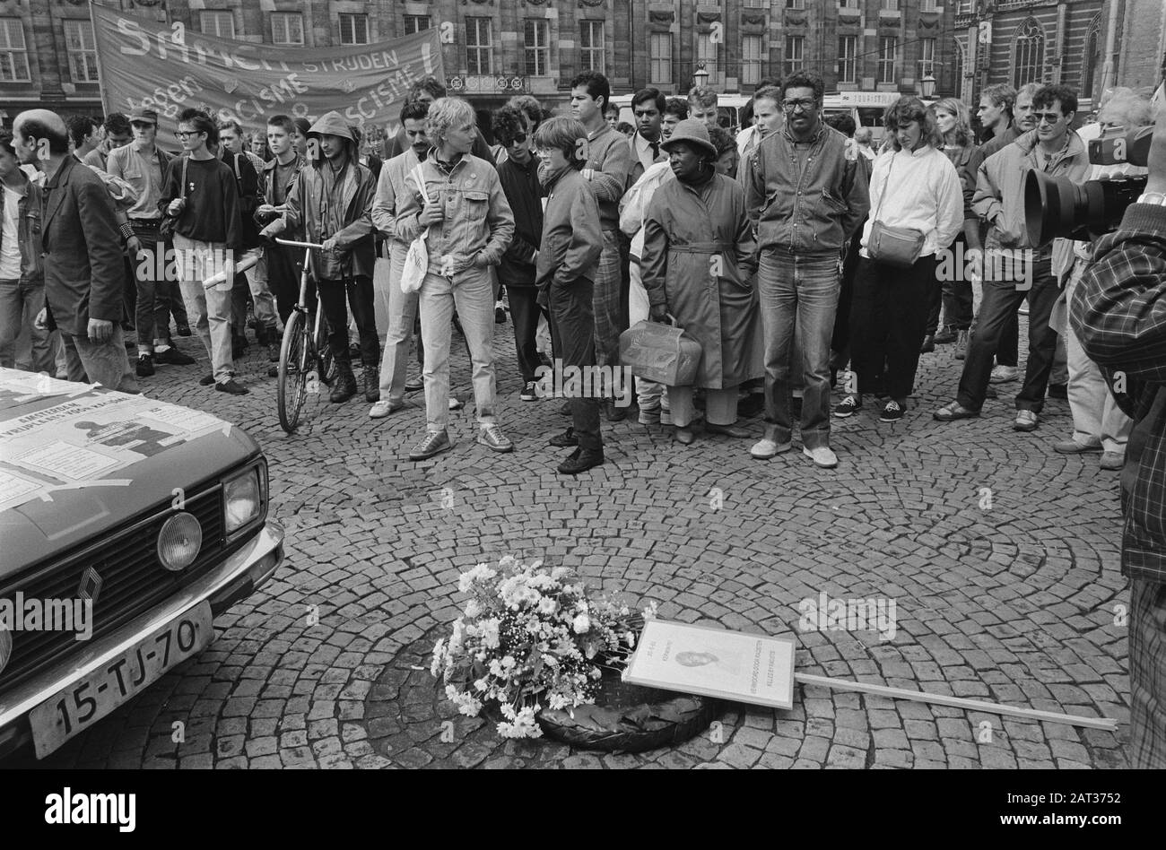 Gedenkdemonstration im Zusammenhang mit der Ermordung von Kerwin Duynmeyer vor drei Jahren; Wasseranlegestelle am Ort des Mordes am: 20. August 1986 Ort: Amsterdam, Noord-Holland Schlüsselwörter: Demonstrationen, Gedenkfeiern, Kränze persönlicher Name: Kerwin Duynmeyer Stockfoto