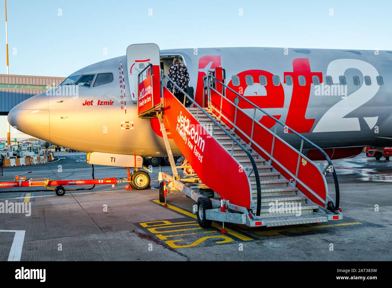 Passagiere, die einen Jet2 Boeing 737-8FH-Jet am Flughafen East Midlands besteigen. Stockfoto