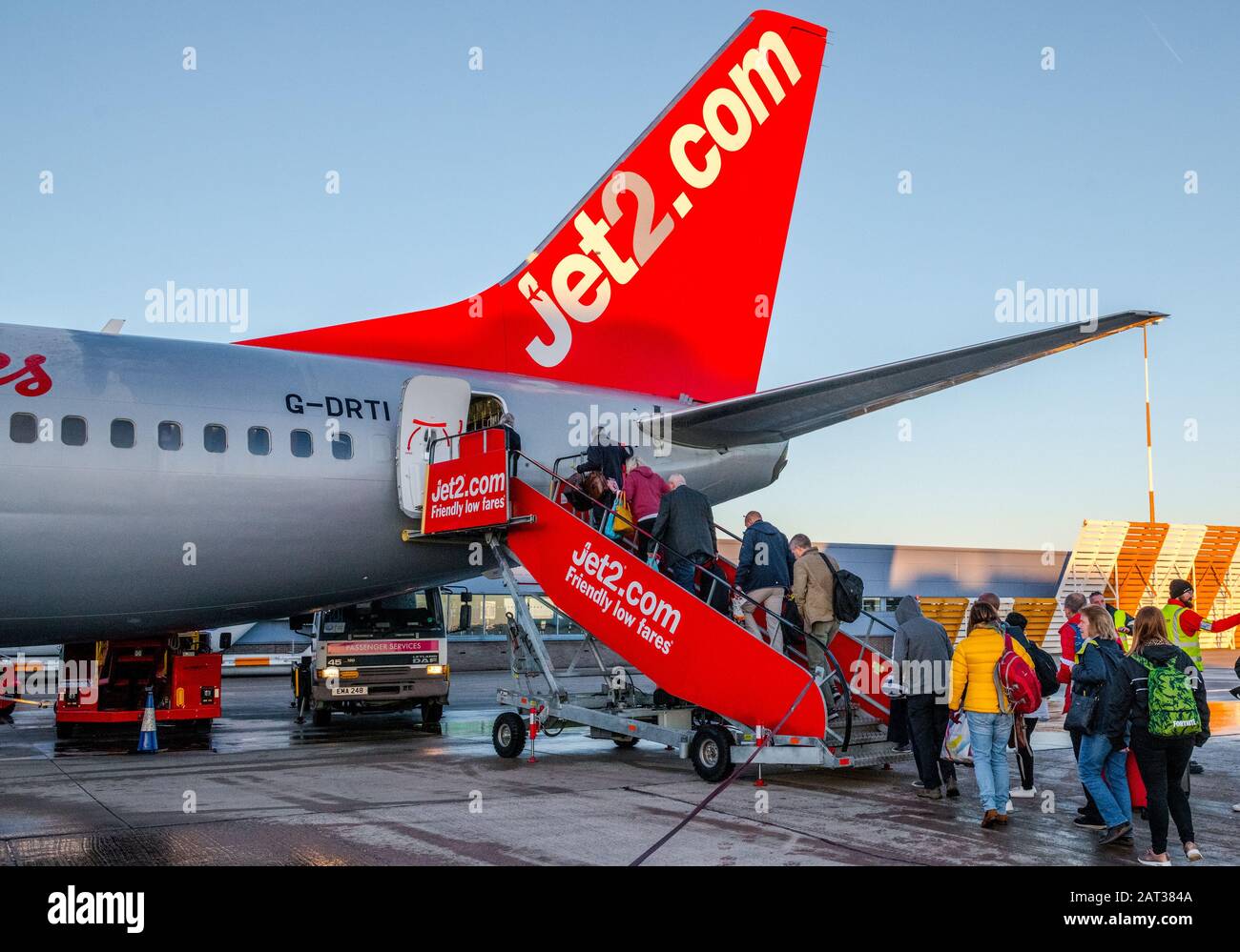 Passagiere, die einen Jet2 Boeing 737-8FH-Jet am Flughafen East Midlands besteigen. Stockfoto