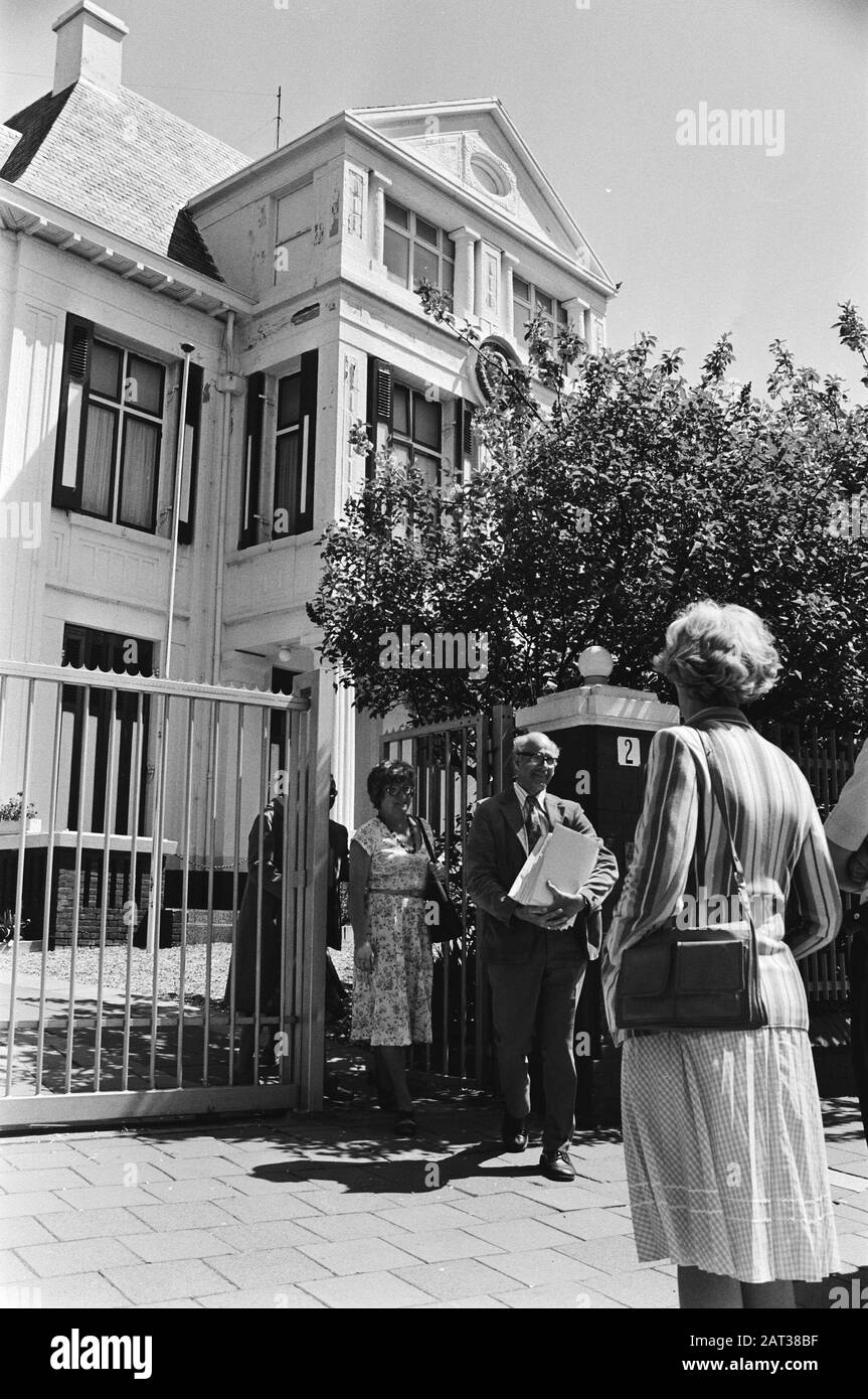 Demonstration der russischen Botschaft in den Haag gegen die Herstellung der SS 20-Rakete Angebot einer Petition Datum: 18. Mai 1979 Ort: Den Haag, Zuid-Holland Schlüsselwörter: Embassaden, Demonstrationen, Petitionen Stockfoto