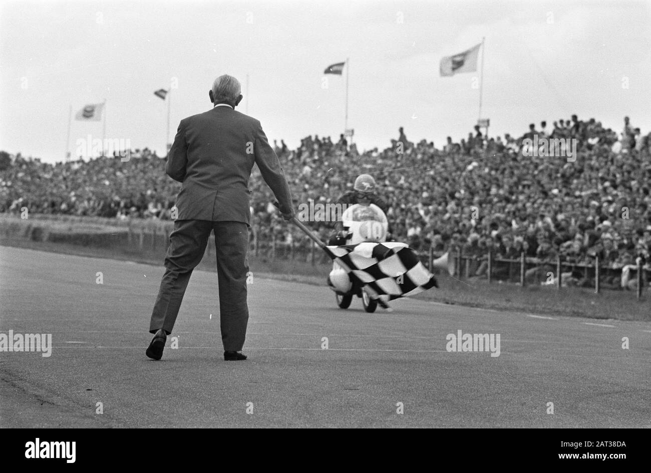 TT Assen 1969 Flagging the Winner, Giacomo Agostini Annotation: Marginals Negativstreifen: 31: Jack Findley Randal Negativstreifen: 32: Beginn des 250cc Datum: 28. Juni 1969 Ort: Assen, Drenthe Schlagwörter: Motorracing, Motorsport-Personname: Agostini, Giacomo Institutionname: TT Stockfoto