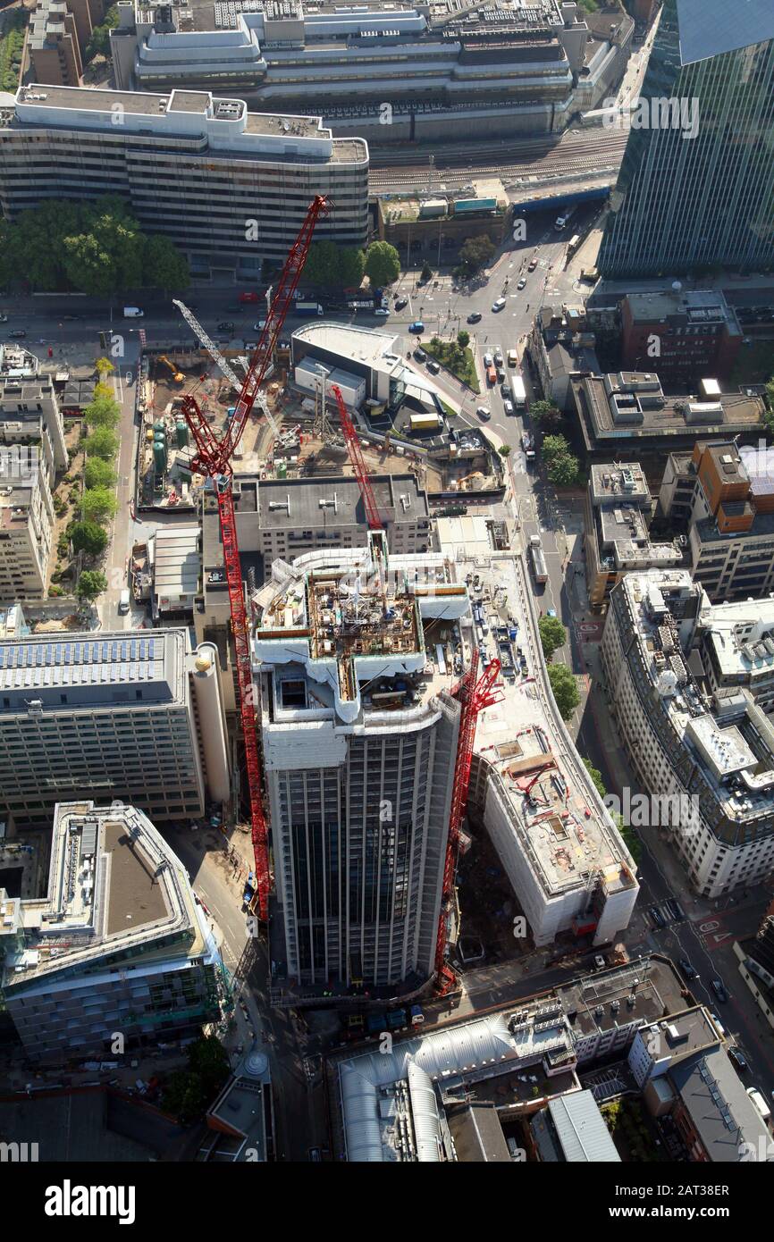 Luftbild des South Bank Tower in London, genau wie er sich dem Vollbau im Jahr 2014 näherte Stockfoto